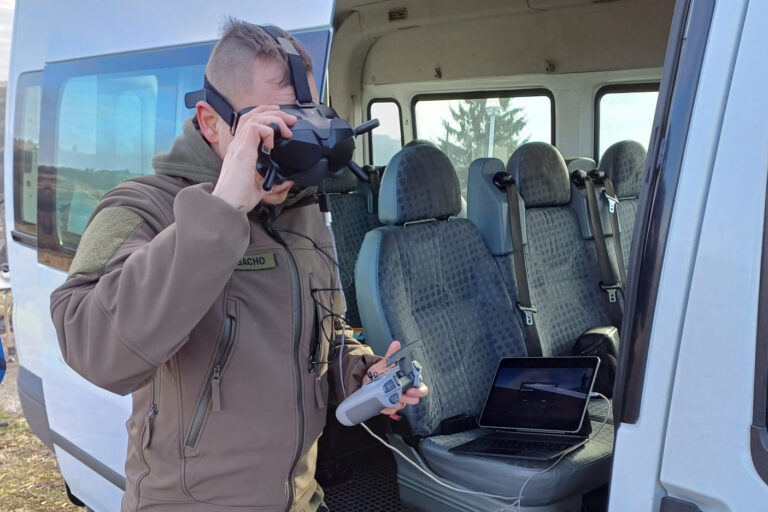 Příprava na experimentální střelby proti dronům